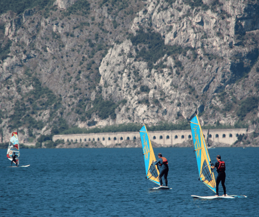 Sport Acquatici sul Lago di Garda – Windsurf, Vela e Avventura - FeelGarda