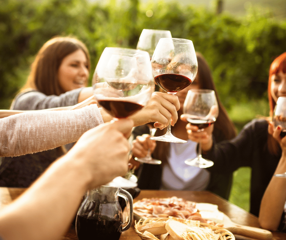 Persone che bevono vino